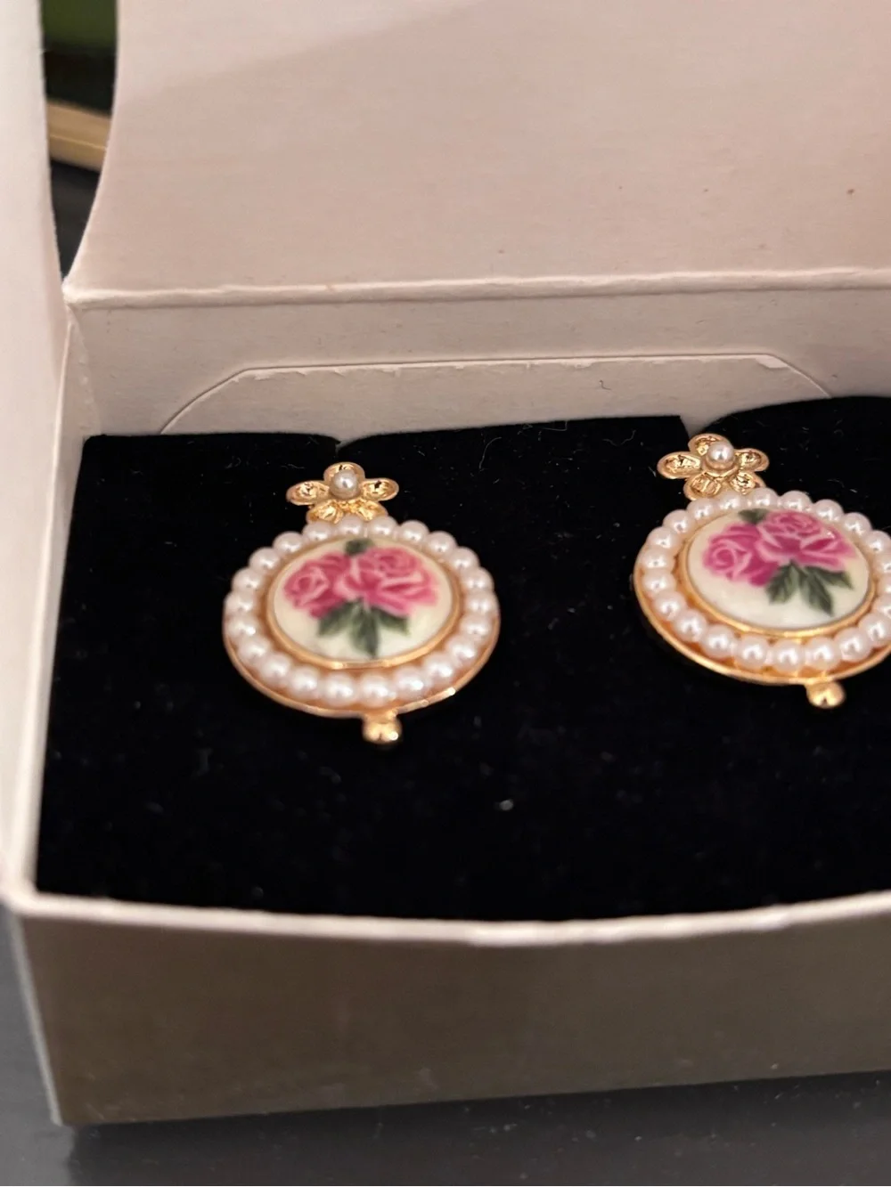 Avon Vintage Gold-Tone Pink Rose and Pearl Medallion Drop Earrings New in box